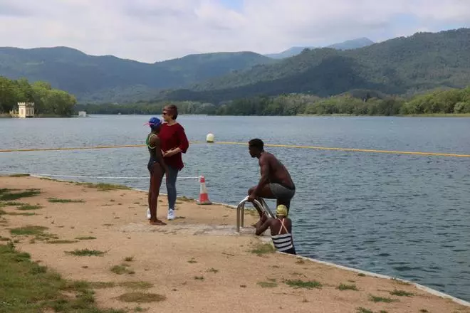 L'estany de Banyoles inaugura la temporada de bany