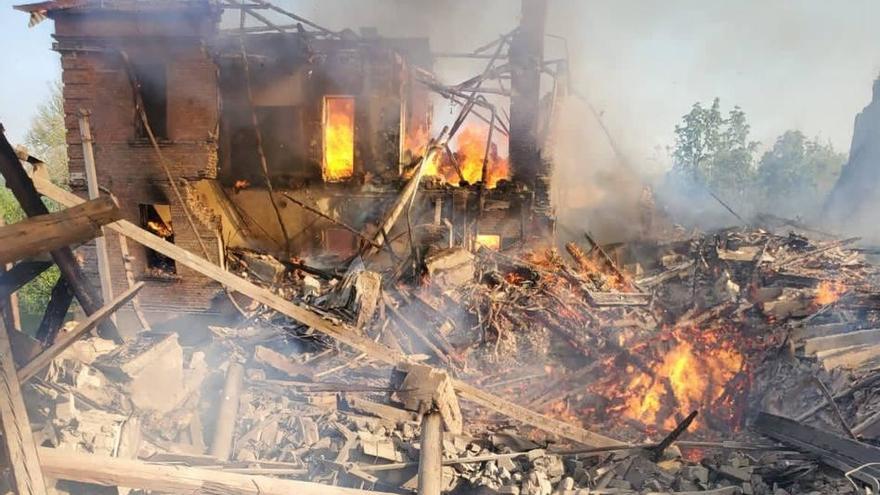 Una imagen de la escuela bombardeada en Lugansk.