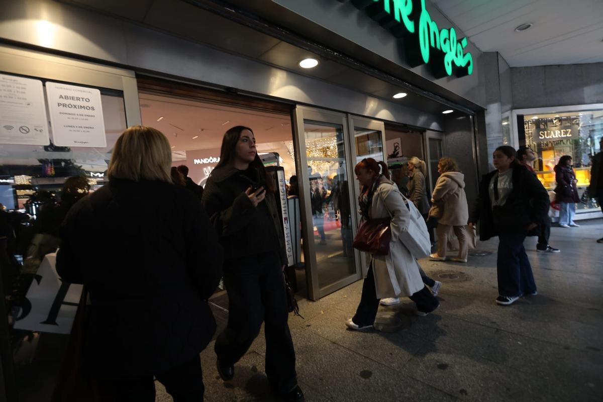 Calles abarrotadas en el centro de València para hacer las últimas compras de la Navidad