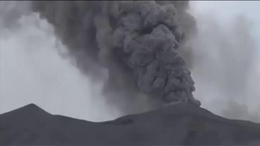 El volcán Sabancaya, en Perú, despierta de su letargo