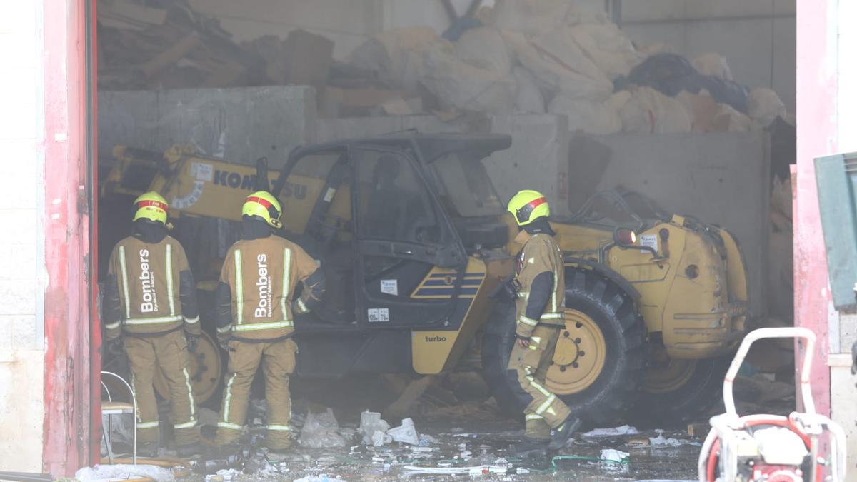 Bomberos tratando de apagar el fuego que ha afectado a residuos