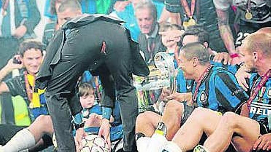Los jugadores del Inter se ríen de la rotura de pantalón de Mourinho.