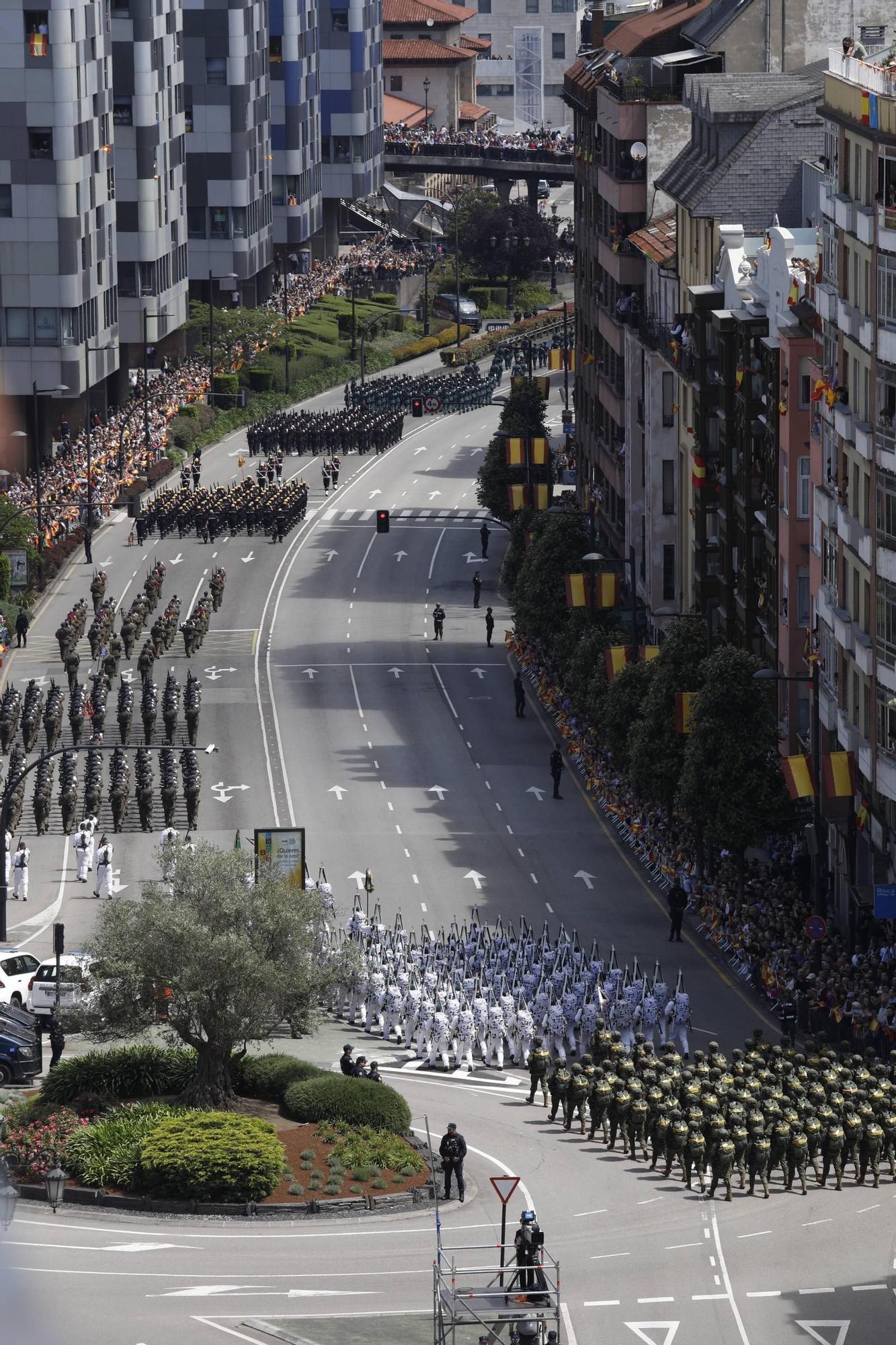 EN IMÁGENES: Así fue el multitudinario desfile en Oviedo por el Día de las Fuerzas Armadas