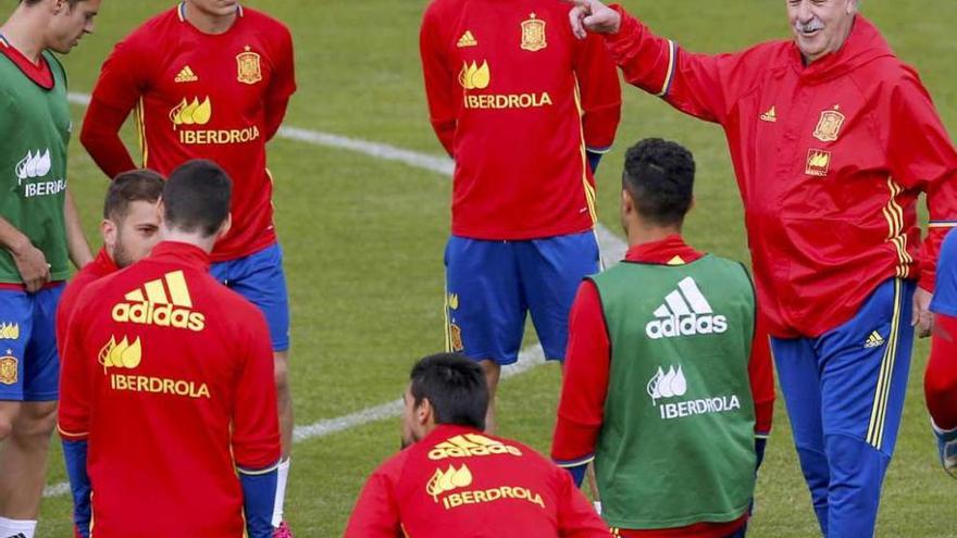 Del Bosque habla con sus jugadores en el entrenamiento de ayer.