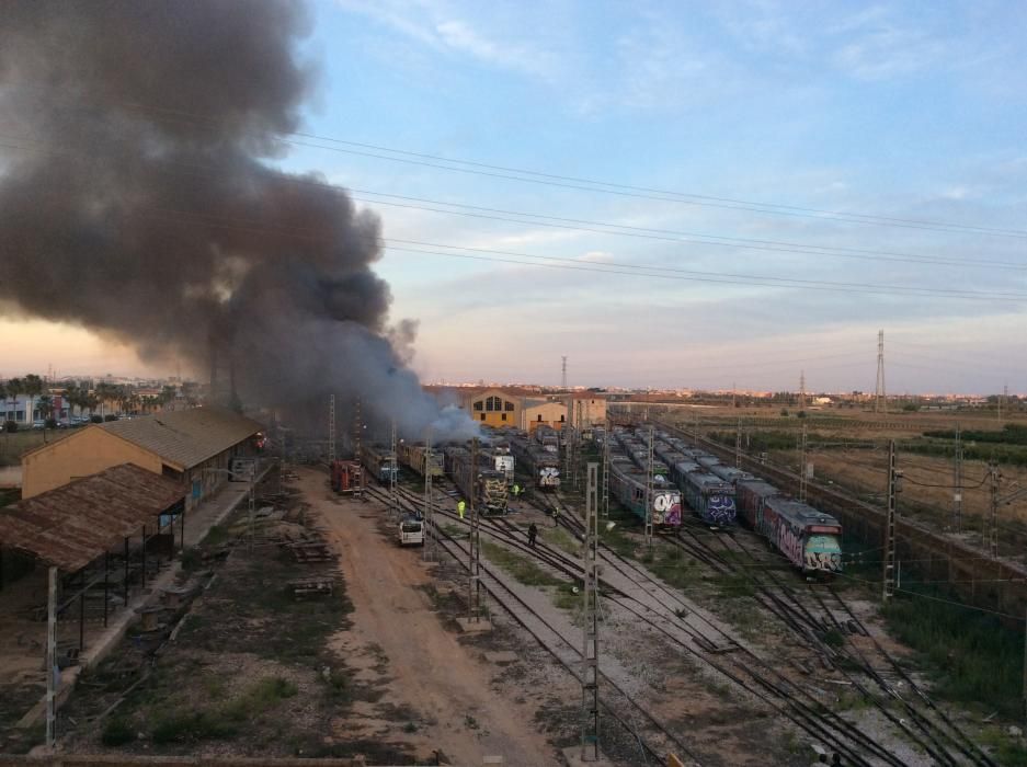 Incendio en un antiguo taller de FGV en Torrent.