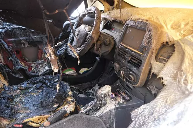 Así ha quedado el coche del edil de Policía en Aspe tras ser incendiado