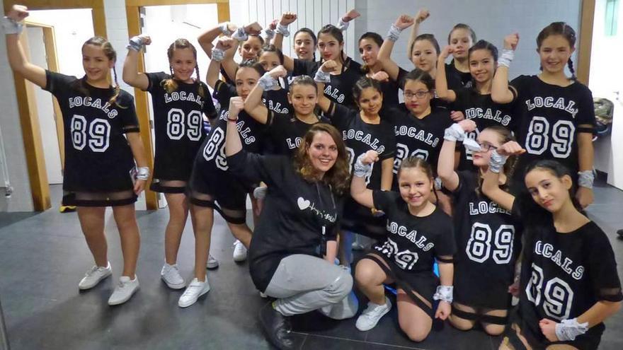 La profesora de baile Sara Silva, con las chicas de &quot;Next Move&quot; dándose ánimos para calmar los nervios.