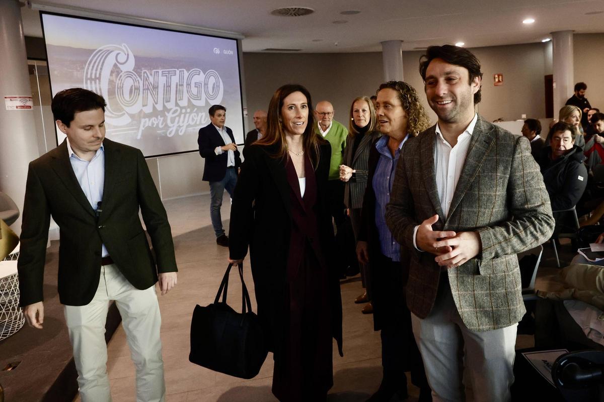 Por la izquierda, David Cuesta, Ángela Pumariega, Beatriz Llaneza y Andrés Ruiz, al inicio de la Convención Local del PP en el Palacio de Congresos de Gijón.