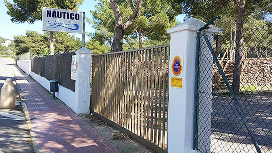 La puerta de entrada y salida del aparcamiento en sa Punta des Andreus.