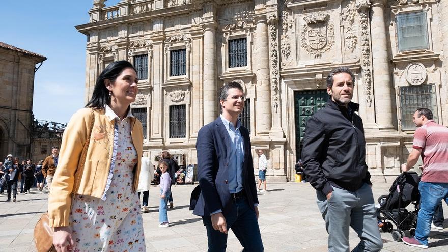 El portavoz de campaña del PP nacional, Borja Sémper, y la secretaria general del PPdeG, Paula Prado, realizan un recorrido por las calles del centro de Santiago junto al candidato Borja Verea