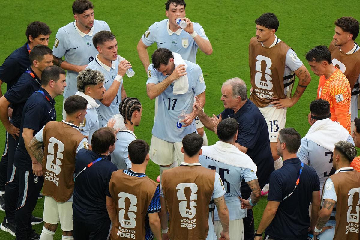 El seleccionador de Uruguay, Marcelo Bielsa (c), da indicaciones en el partido del grupo H del Mundial 2026 ante Arabia Saudí en el estadio Hard Rock en Miami. EFE/Alberto Boal