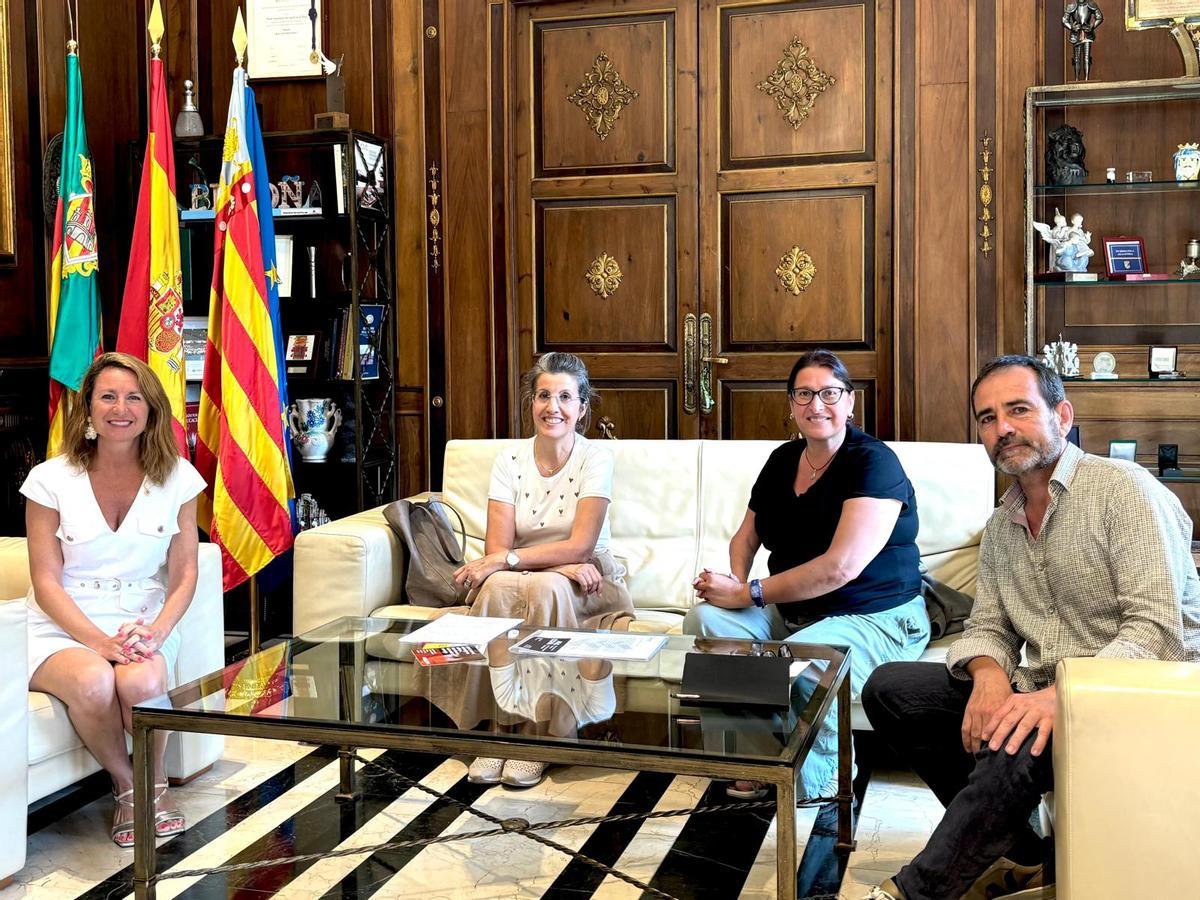 La alcaldesa, junto a los representantes de Acecova,