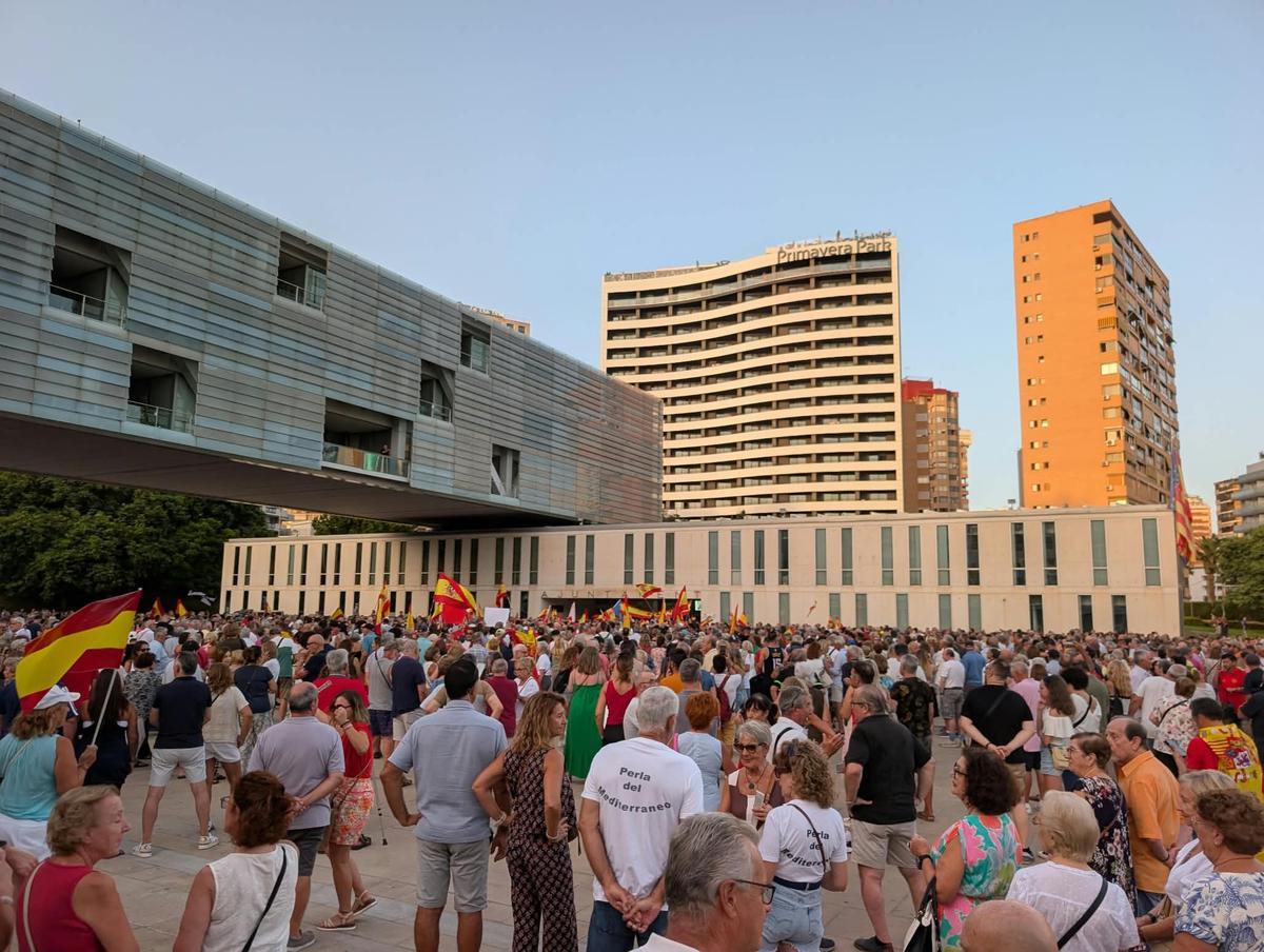 Benidorm reúne a más de 5.000 personas en defensa de Ceuta y contra Pedro Sánchez