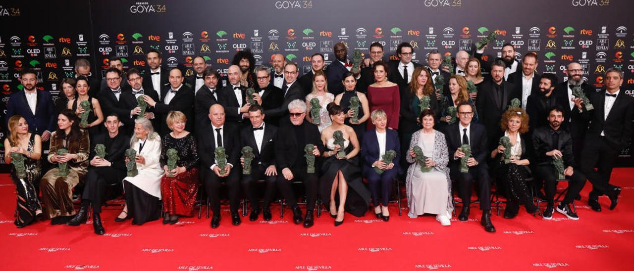 Foto de ganadores de los Premios Goya 2020 en la que aparece, a la izquierda de la imagen, el cineasta alicantino Paco Sáez.