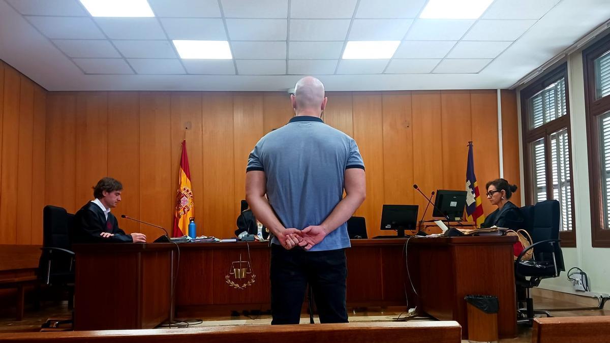El hombre acusado de un delito electoral, ayer durante el juicio celebrado en Palma.