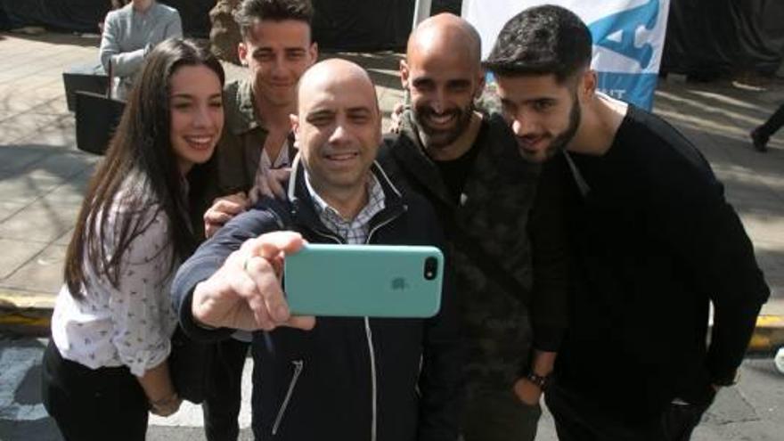 El alcalde de Alicante, Gabriel Echávarri, se hace un selfi ayer con los blanquiazules Álvaro Salinas, Chema Giménez y Fernando Román.
