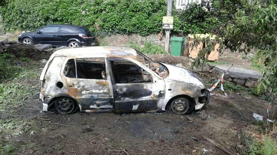 Coche calcinado en un descampado de Betanzos.