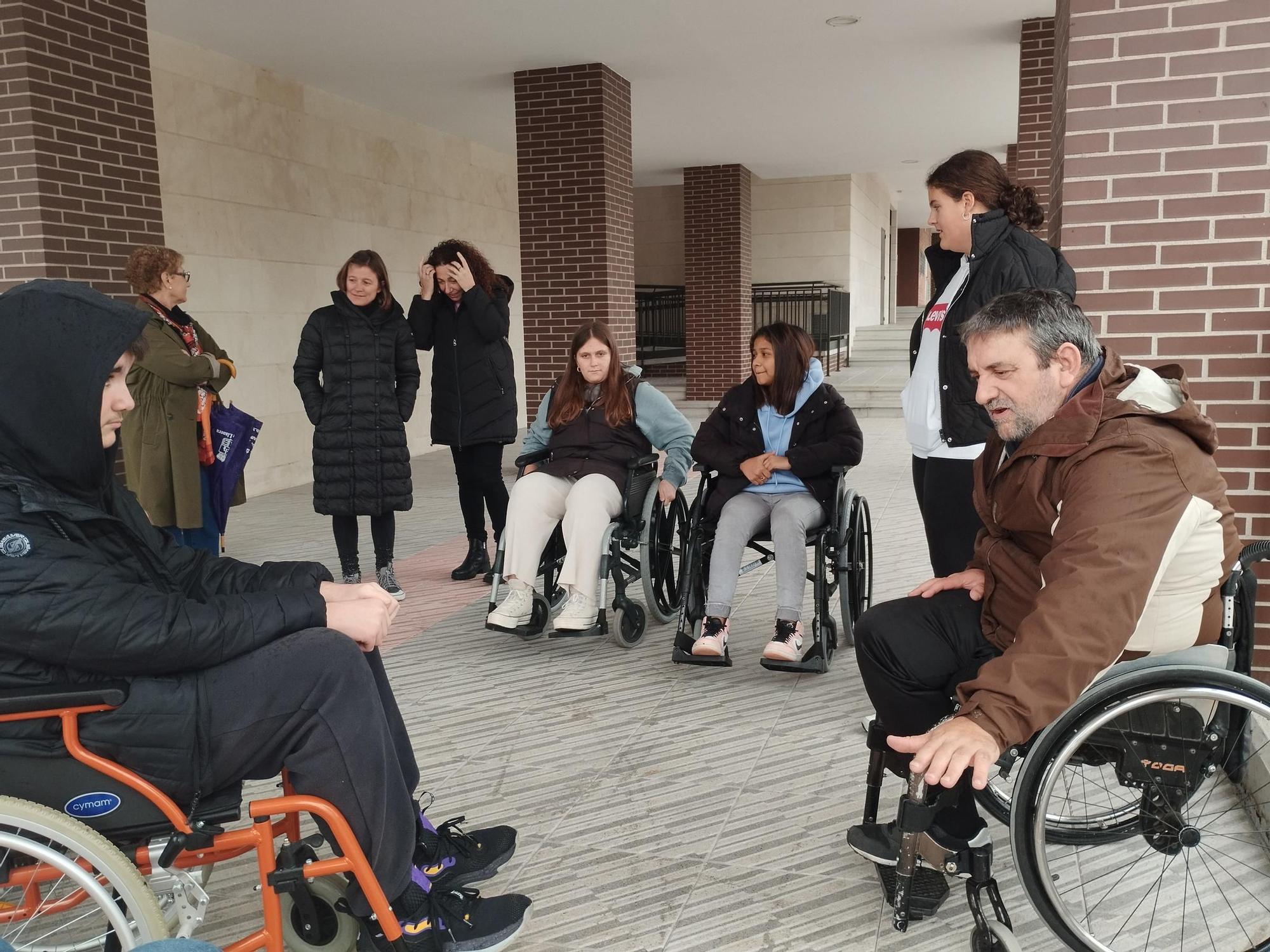 Así fue el paseo en silla de ruedas de los estudiantes del IES de Llanera