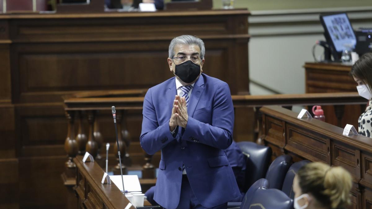 Román Rodríguez habla desde su escaño en un pleno del Parlamento.