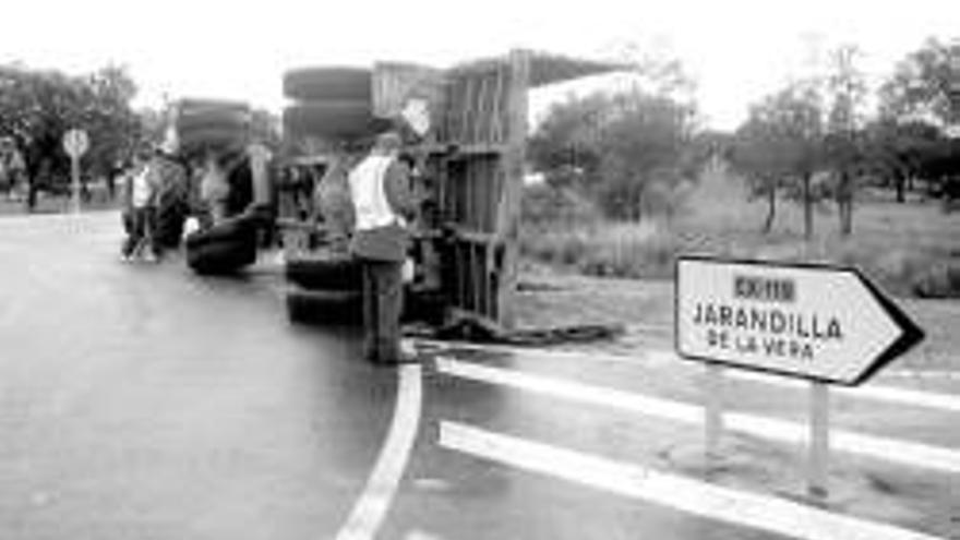 El vuelco de un remolque interrumpe el tráfico 3 horas