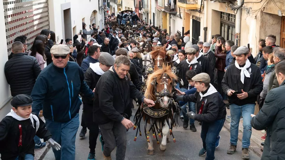Borriol desafía el viento y vibra con su popular 'pujà del Raval' tras una semana de espera