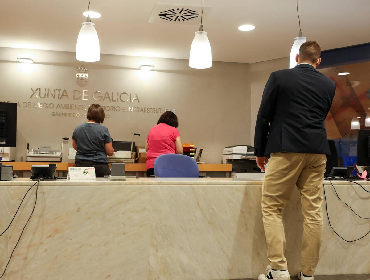 Empleados públicos en el Gabinete do conselleiro de la Consellería de Medio Ambiente, Territorio e infraestruturas de la Xunta de Galicia, en Santiago de Compostela. SAN CAETANO. FUNCIONARIOS