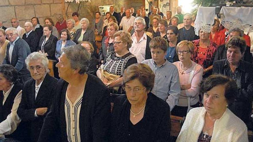 Cantigas do Castro durante su intervención en la misa// I.Abella