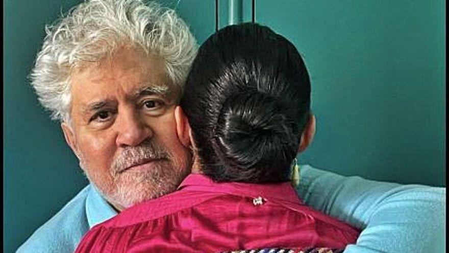 Almodóvar y Rossy de Palma se abrazan en el primer día de rodaje