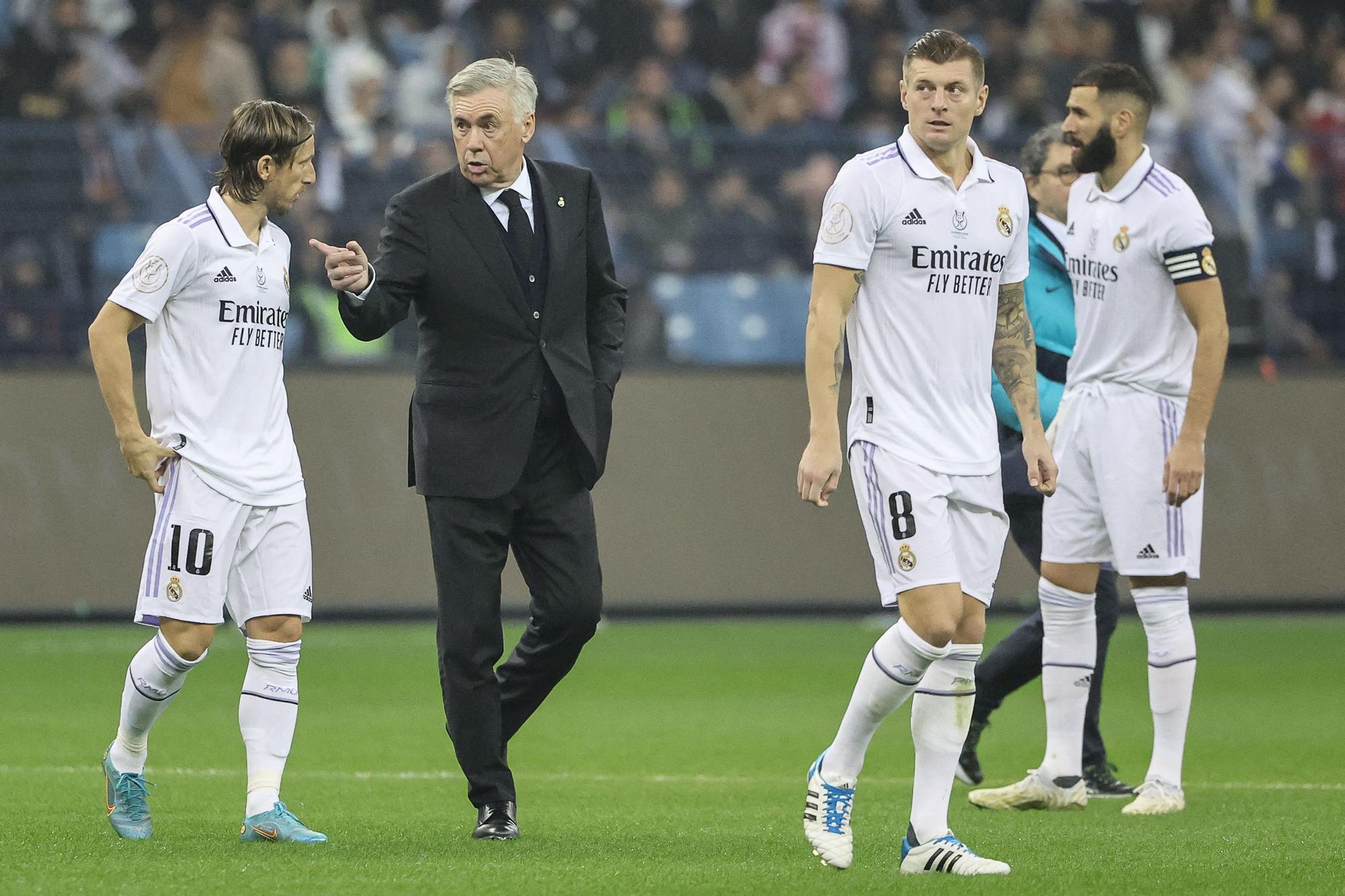 Ancelotti da órdenes al descanso a Modric.