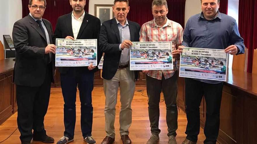 Diego Fernández, de Linpac; David Álvarez, alcalde de Pravia; Juan José Román, presidente de la Federación; José Ramón Tuero, director general de Deportes, y Diego Cuervo, de Los Cuervos, en la presentación.