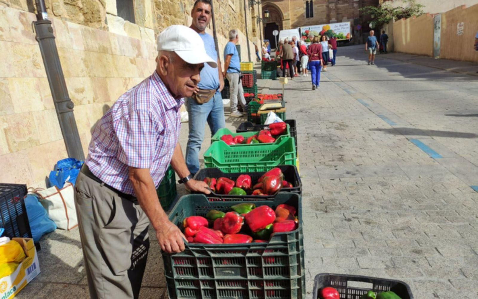 Puestos de pimiento morrón ubicados ayer en la calle La Encomienda. | E. P.