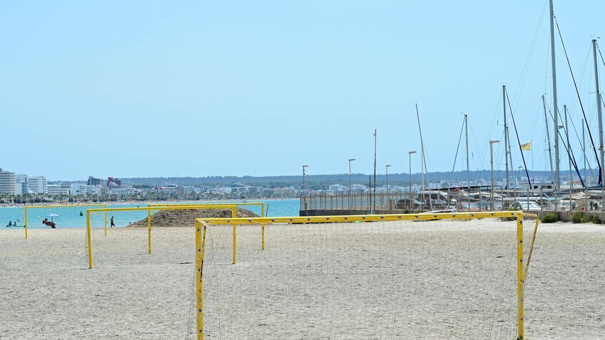 Palma estrena una nueva zona deportiva fija con dos campos de fútbol playa y una pista de vóley