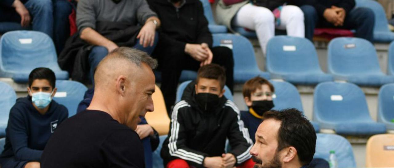 Saludo de los entrenadores al inicio del partido. |  // GUSTAVO SANTOS