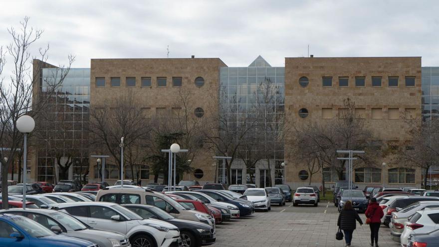 El edificio de piedra del Campus Viriato, una de las zonas donde se instalarán los paneles solares. | J. L. Fernández