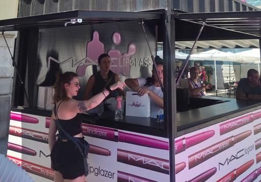 Varios centenares de seguidores de una conocida firma de cosméticos participaron en una actividad realizada en el centro de València esta semana en la que se dieron a conocer las últimas novedades de la marca.