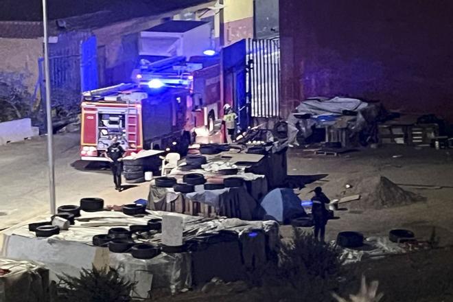 Un incendio arrasa unas 40 tiendas del campamento de migrantes del Tarajal, en Ceuta