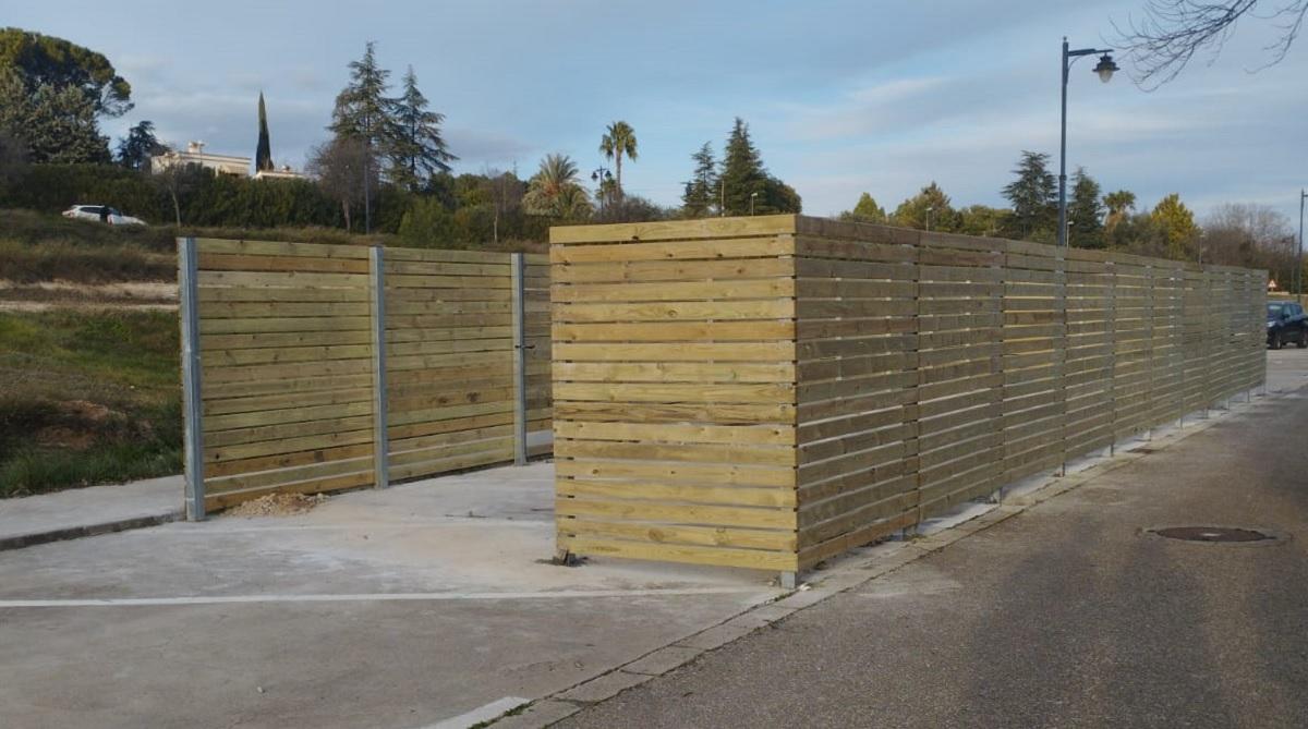 Área de aportación de basura instalada en una urbanización de Ontinyent.