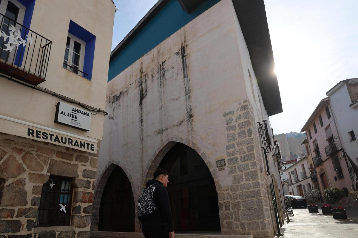 Fachada del museo donde se aprecian las humedades y filtraciones.