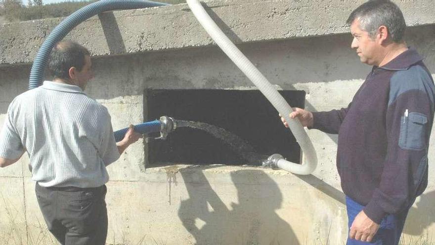 Recarga de un depósito de agua en San Vicente.