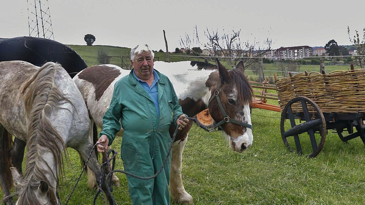 Sobre estas líneas, José Luis Ondina con algunos de sus carros y caballos. A la derecha, arriba, Ondina en un pasado Antroxu. En el centro y abajo, niños en el desfile de 2019. | M. V. / R. S. / M. F.