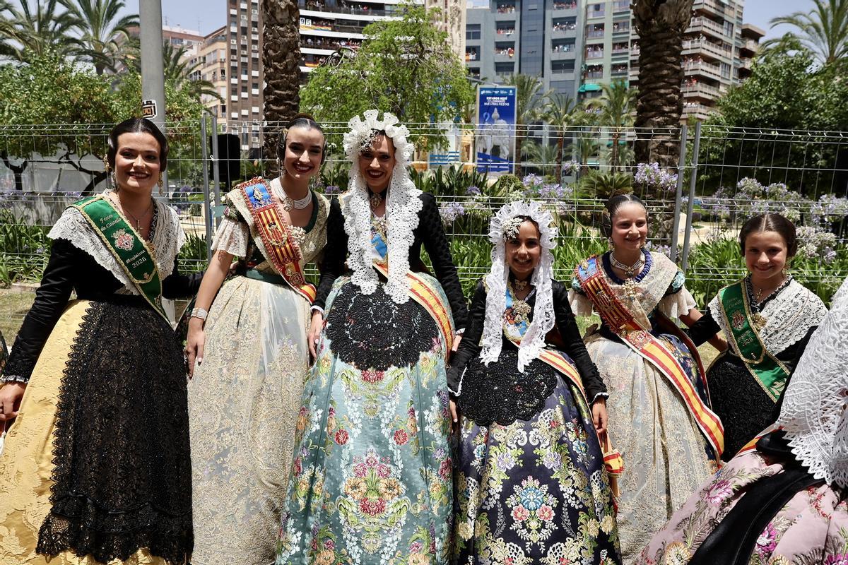 La comitiva fallera se estrena en Alicante con la mascletà de Mediterráneo