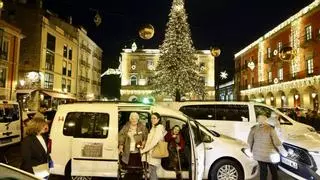 Las luces de Navidad de Gijón "emocionan" a los más mayores gracias a Taxi Luz: "El Ayuntamiento está magnífico"