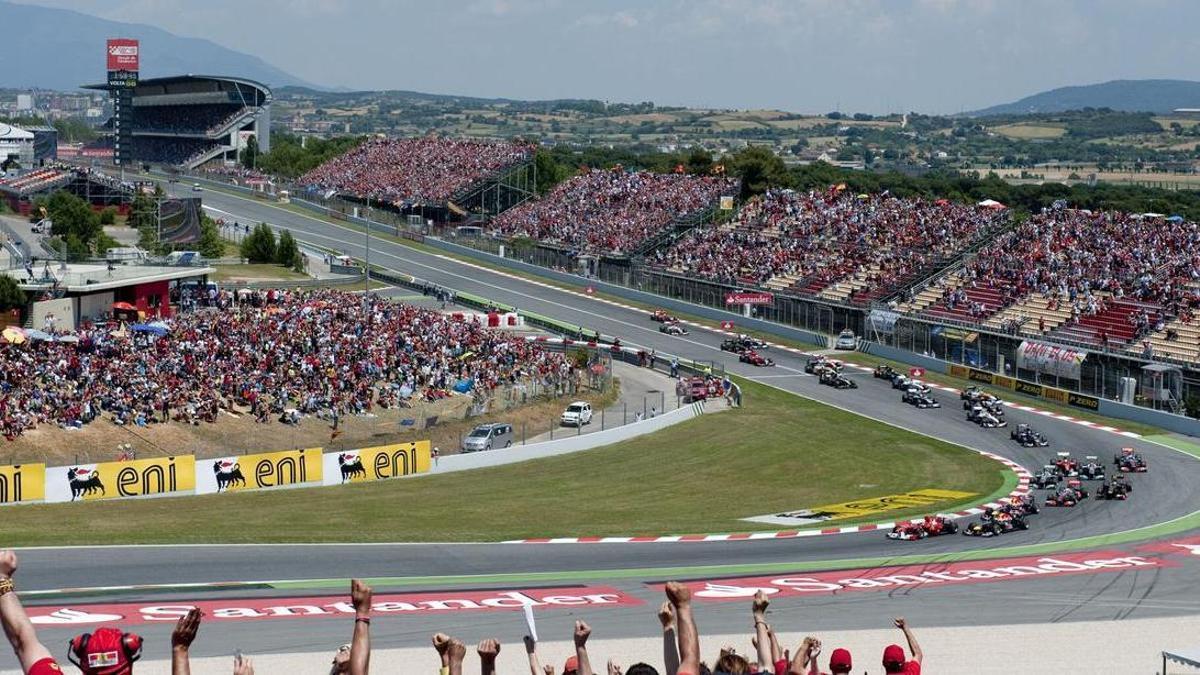 La Fórmula 1 renueva con el Circuit de Barcelona-Catalunya hasta 2032. En la foto, archivo del 2011, Fernando Alonso traza la curva de final de recta en primera posición ante la euforia de sus seguidores en Montmeló.