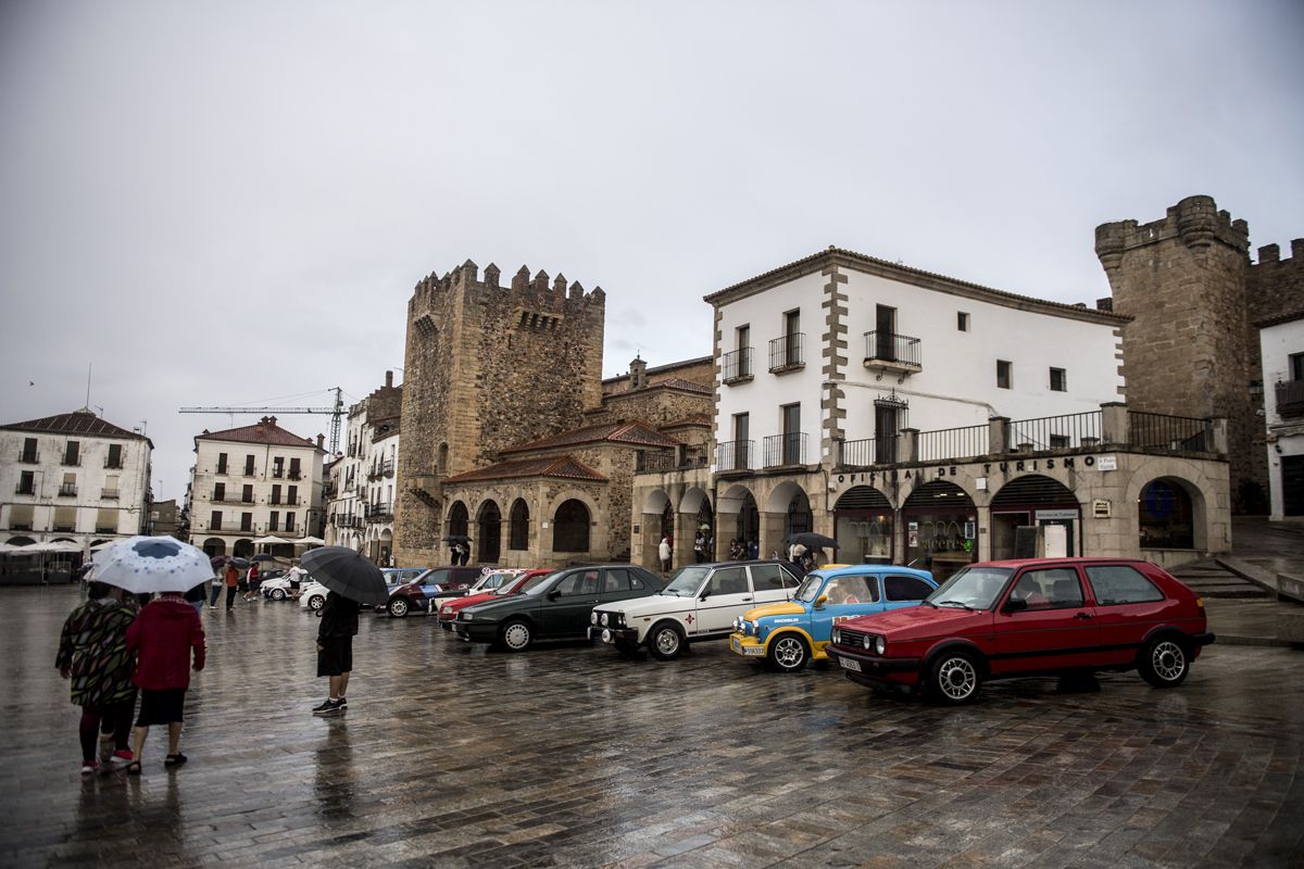 Fotogalería | La lluvía no ensombrece el rally de coches clásicos en la plaza Mayor de Cáceres