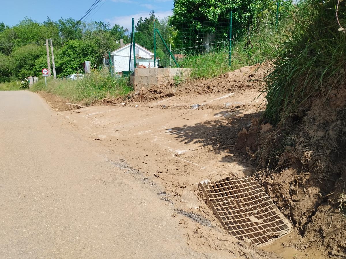 Estado de las cunetas tras los daños en Casas del Monte, en Grado.