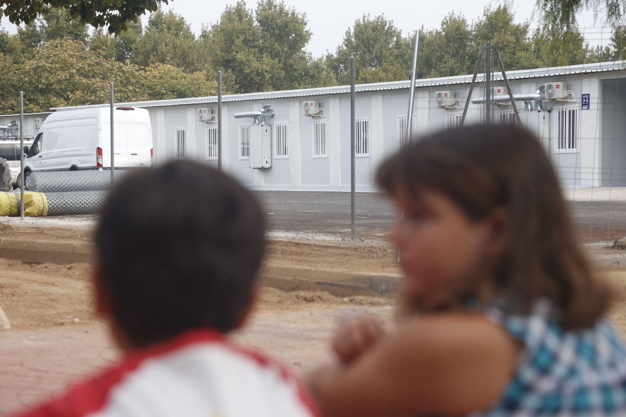 Vuelta al colegio en Massanassa con protestas de las AMPA y operarios aún trabajando