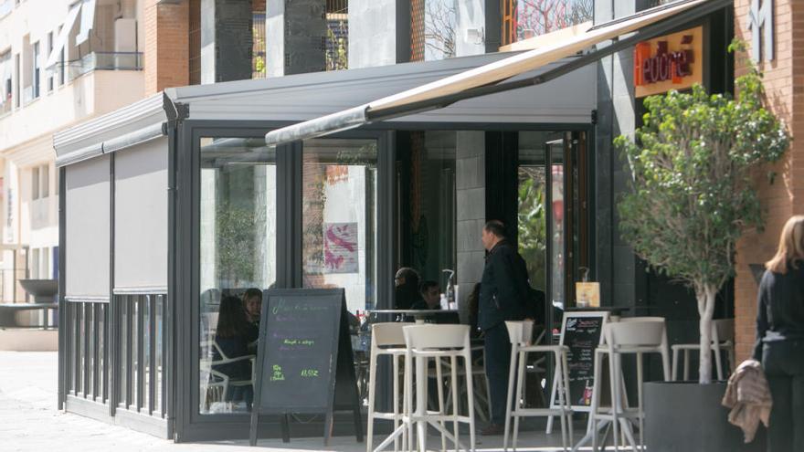 Cafetería a la que huyeron los sospechosos de la pelea organizada en las inmediaciones del puente rojo de Alicante