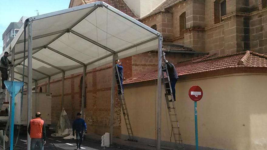 La carpa para albergar los tronos de la Semana Santa de Torrevieja ya está instalada