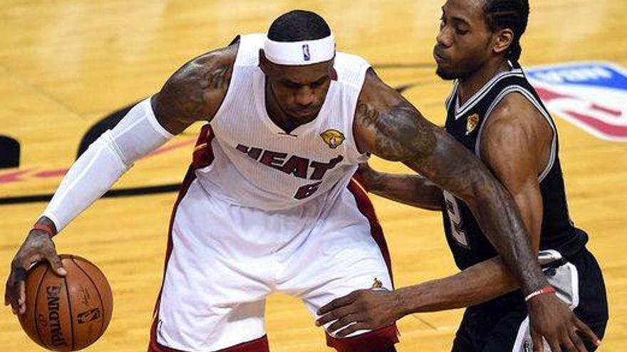 Kawhi Leonard devuelve el golpe a LeBron James