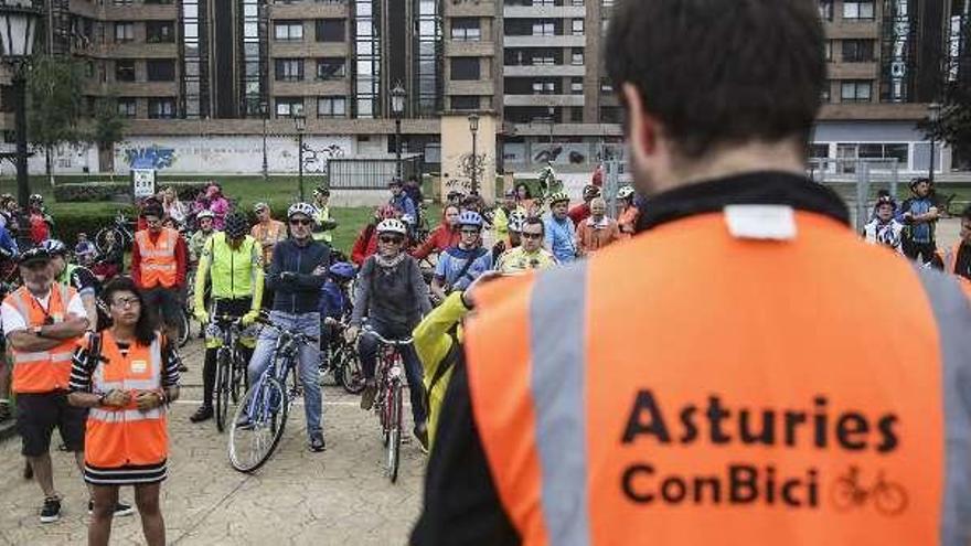 La concentración de Asturies Con Bici, ayer, en Vallobín.
